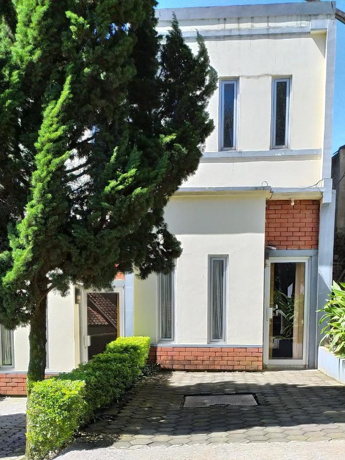 Villa Beverly Лембанг Екстериор снимка